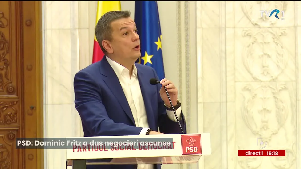 Reprezentant PSD vorbind la pupitru, în fața steagurilor României și Uniunii Europene, cadru TVR Info.